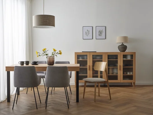 Różne krzesła przy stole – jak je zaaranżować? Sprawdź inspiracje